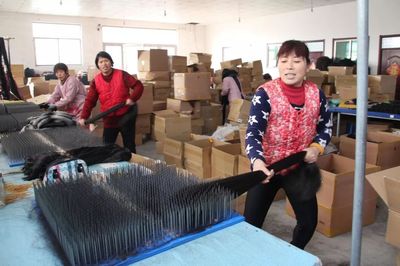 梁山县“扶贫微工厂”产品扬帆出海，创新广告设计打开国际销路