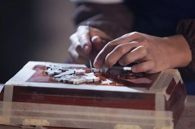 他放弃海外的安逸生活，只为继承这点石成金的镶嵌技艺